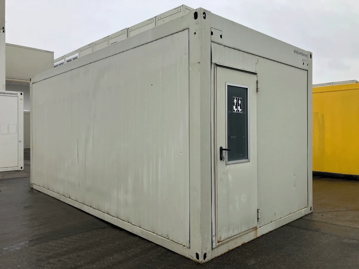 Grauer Sanitärcontainer außen mit Tür