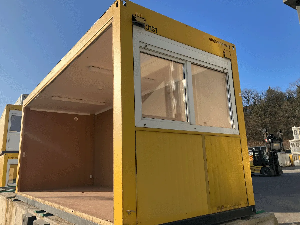 Bürocontainer mit großer Fensterfront und viel Tageslicht