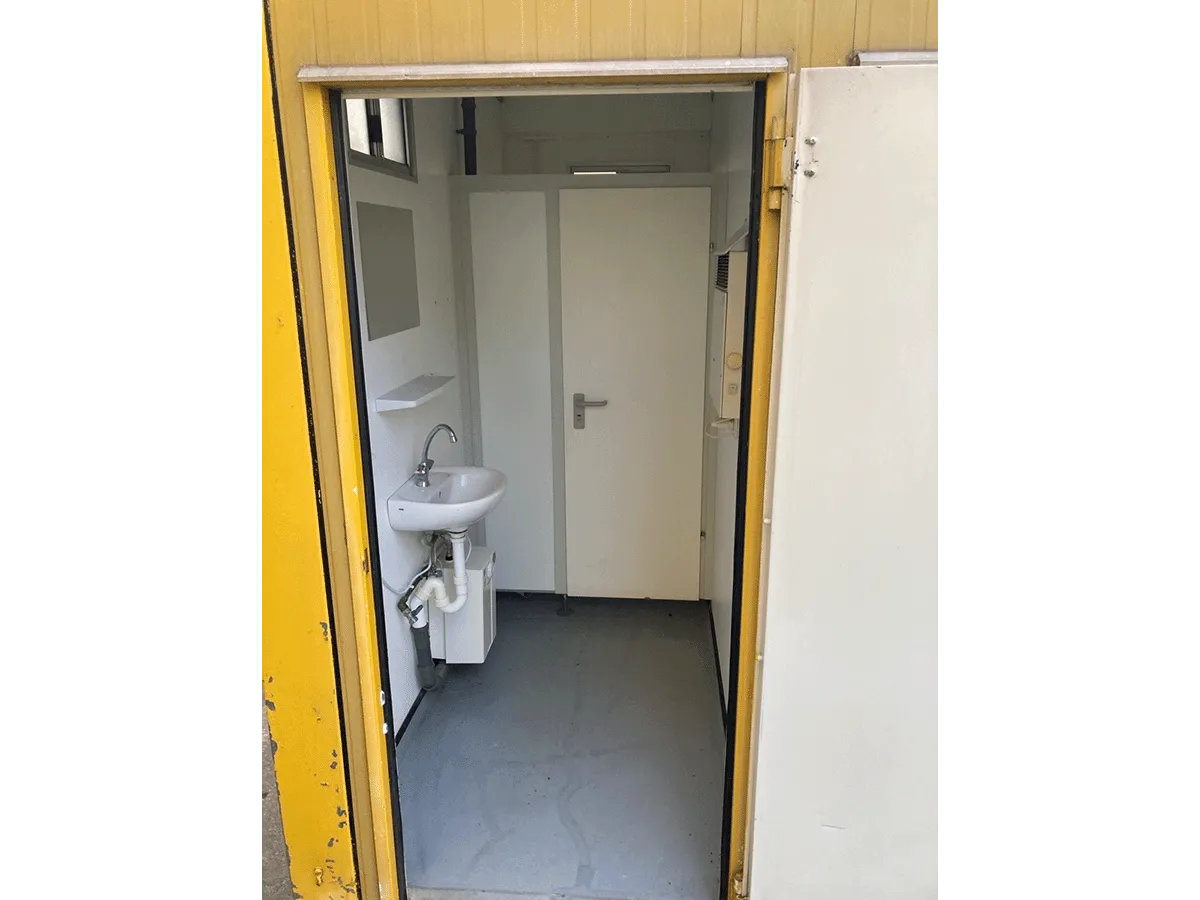Innenansicht Sanitärcontainer mit Waschbecken und Tür“