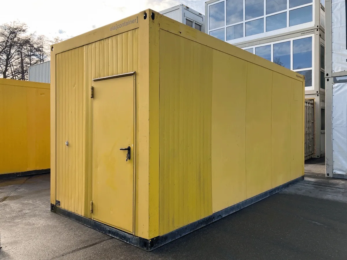 Rückansicht eines gebrauchten gelben Bürocontainers mit geschlossener weißer Eingangstür.