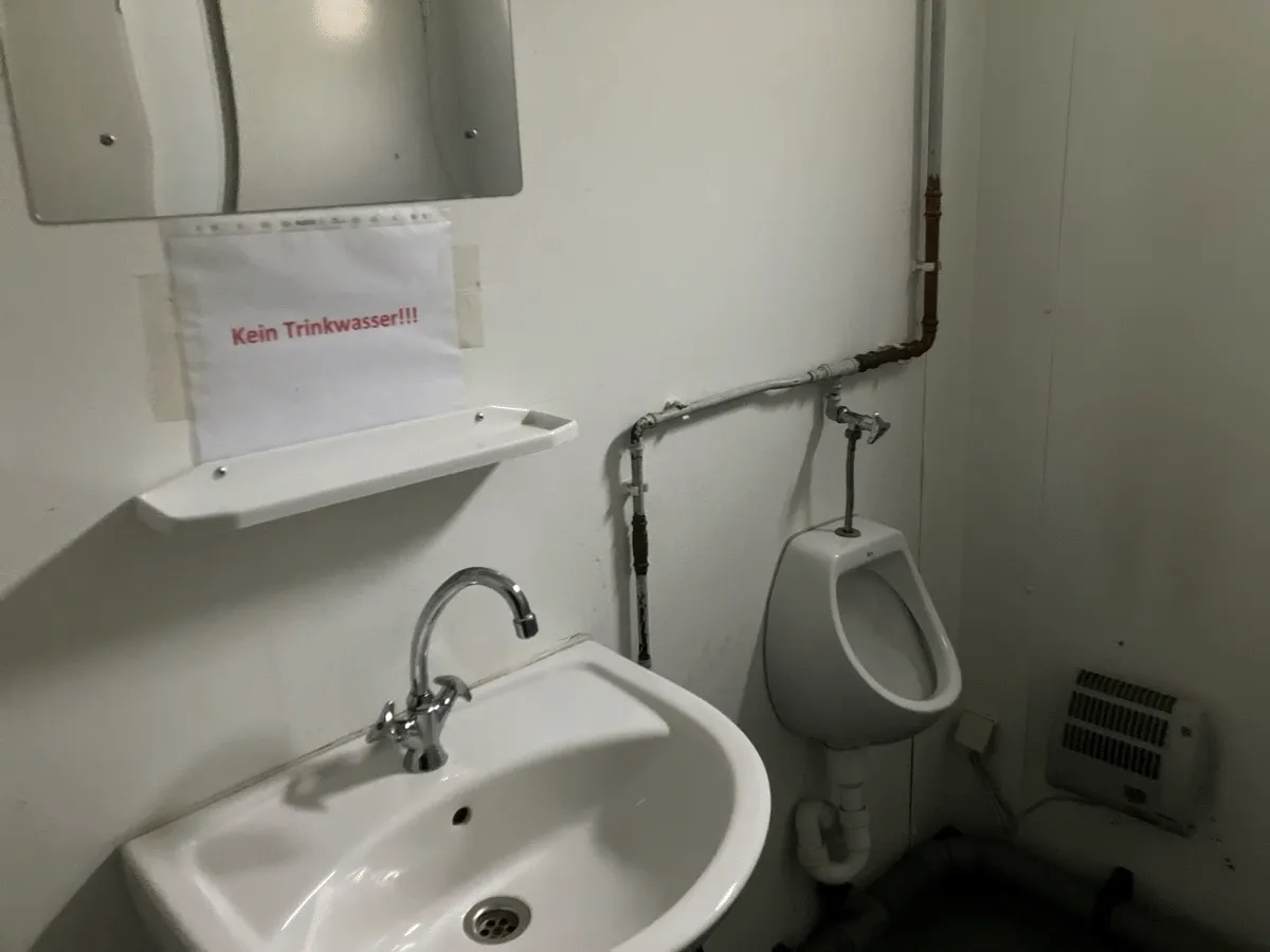 Waschbecken und Urinal im Sanitärcontainer innen