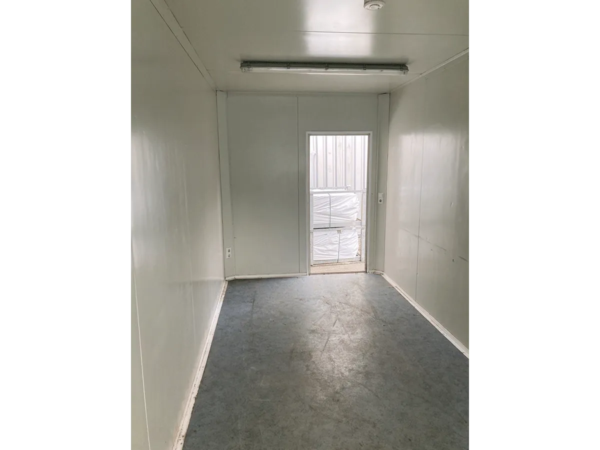 Gebrauchter 20 Fuß Bürocontainer Innenraum mit offener Eingangstür und Deckenleuchte
