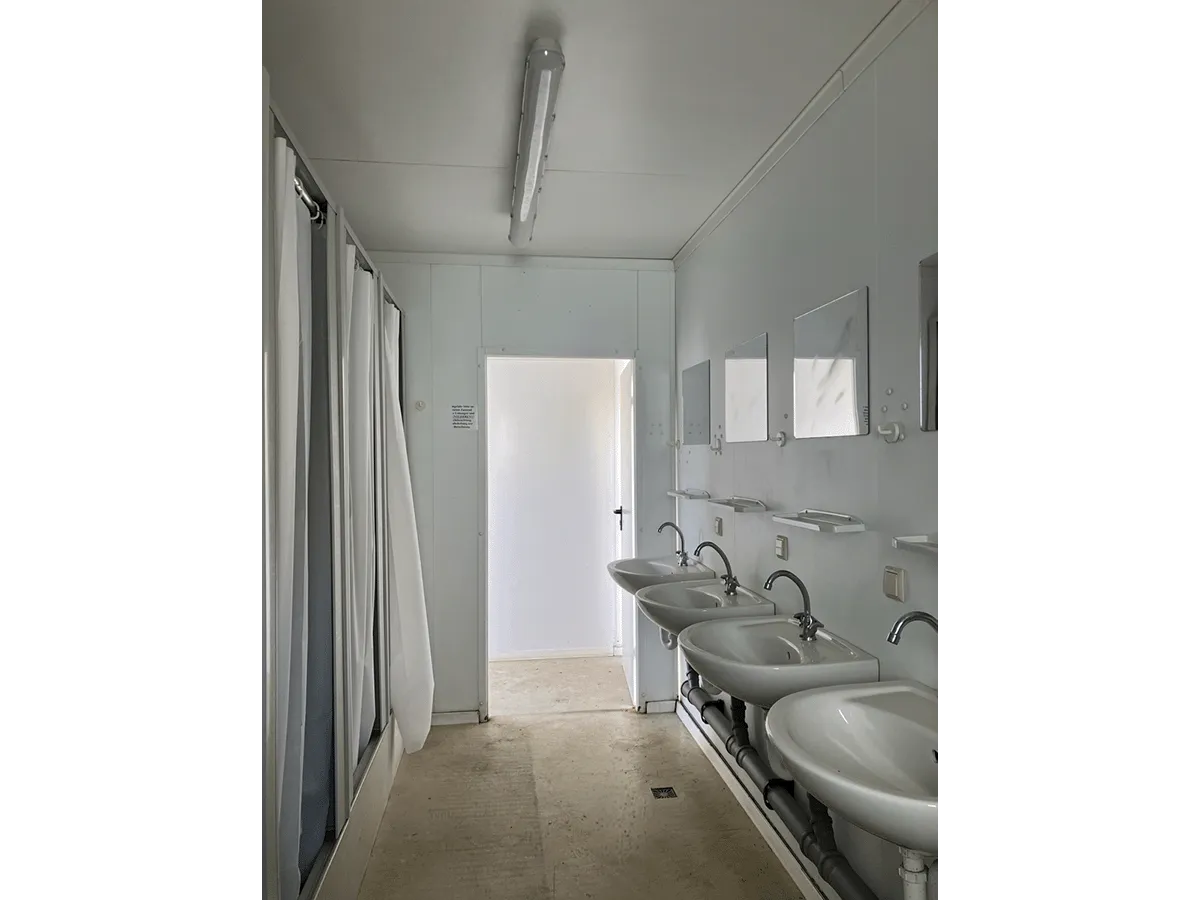 Waschbeckenreihe im Sanitärcontainer