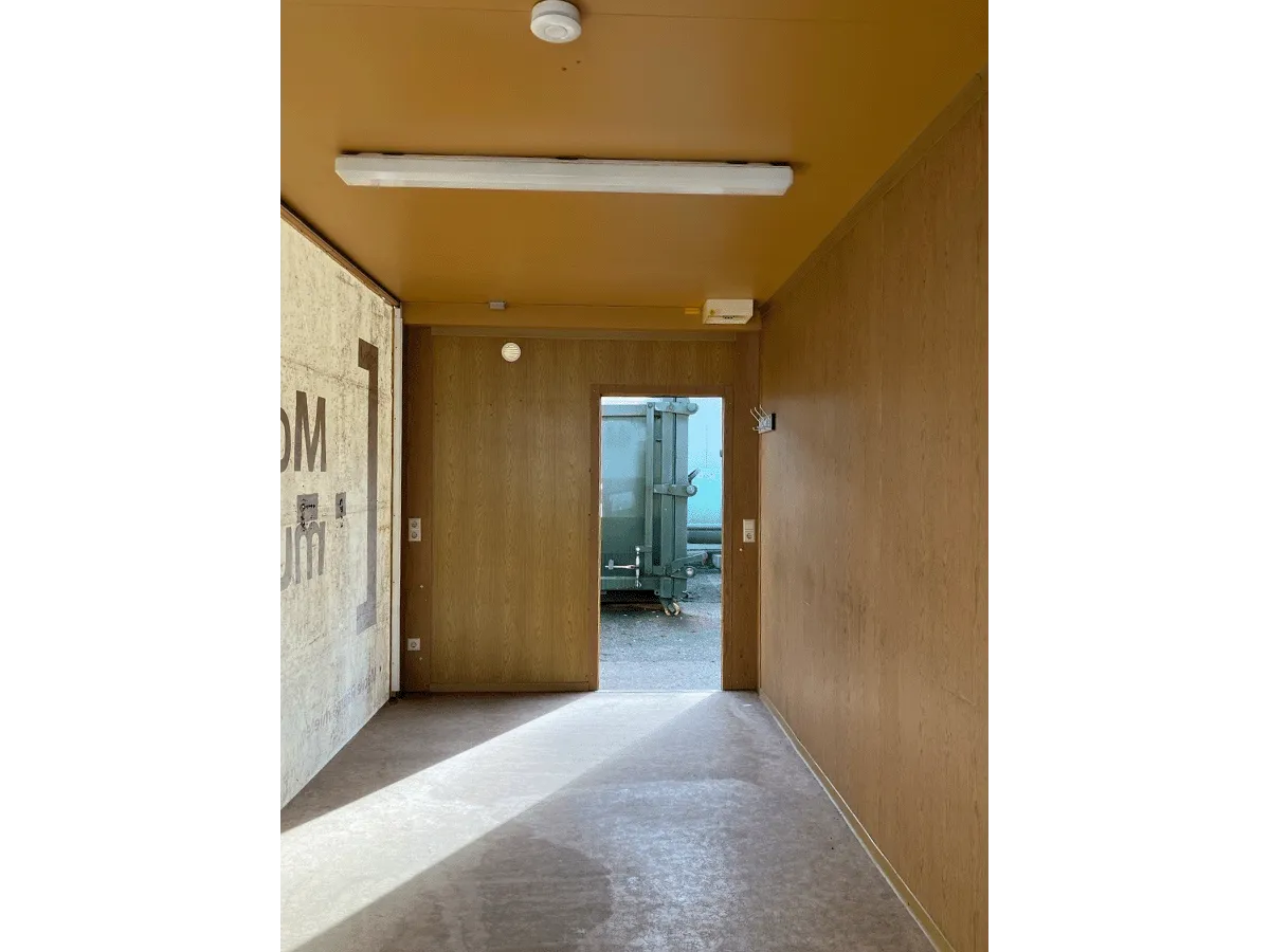 innenraum buerocontainer mit tuer und deckenleuchte pvc boden modulcontainer