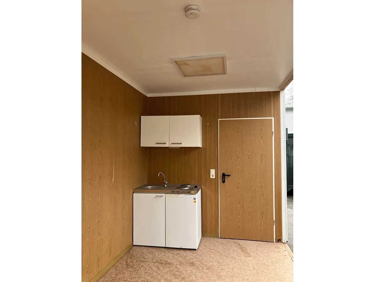 Innenraum Bürocontainer mit Spüle, Hängeschrank und Zugangstür
