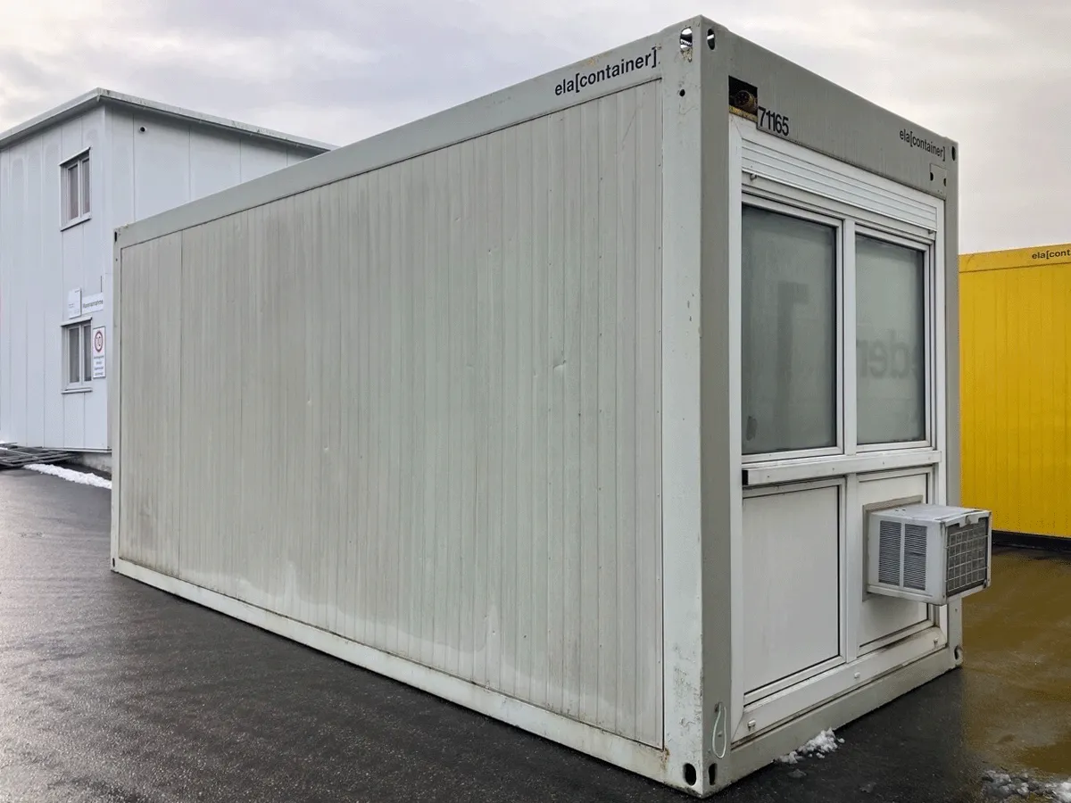 gebrauchter buerocontainer 20 fuss weiss mit fenster und klimageraet aussenansicht