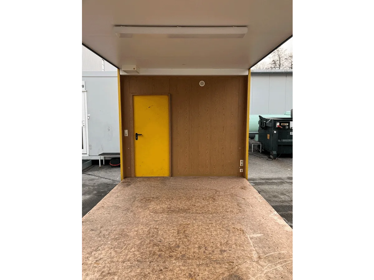 Gebrauchter Bürocontainer mit geöffneter Front, gelber Eingangstür und OSB-Holzverkleidung – mobiler Raumcontainer gebraucht kaufen
