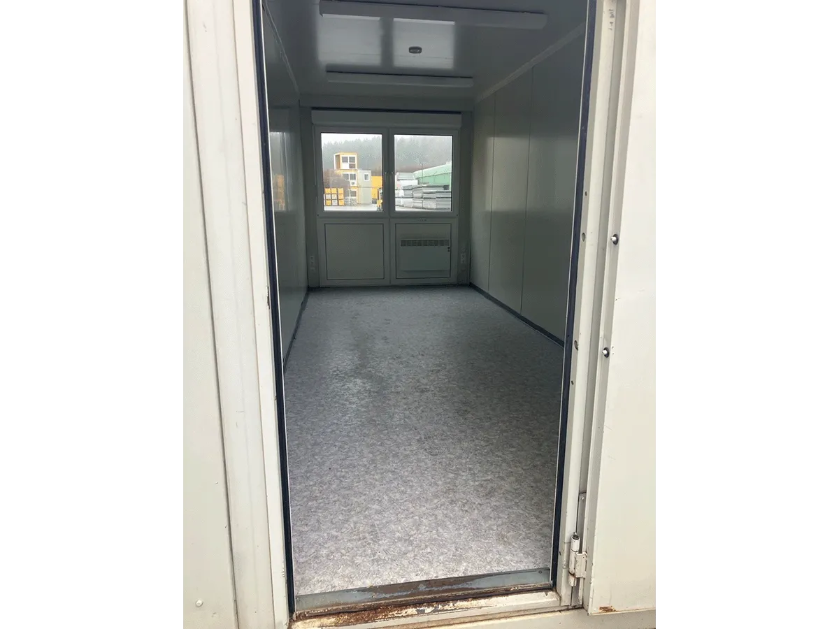 Gebrauchter 20 Fuß Bürocontainer Eingangsbereich mit Blick auf Fenster und Heizung