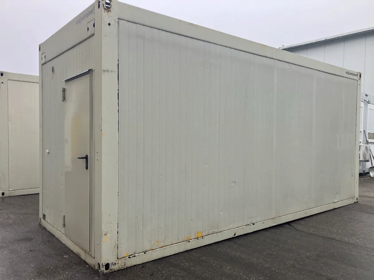 Gebrauchter 20 Fuß Bürocontainer grau von ELA Container mit Eingangstür – Rückansicht seitlich