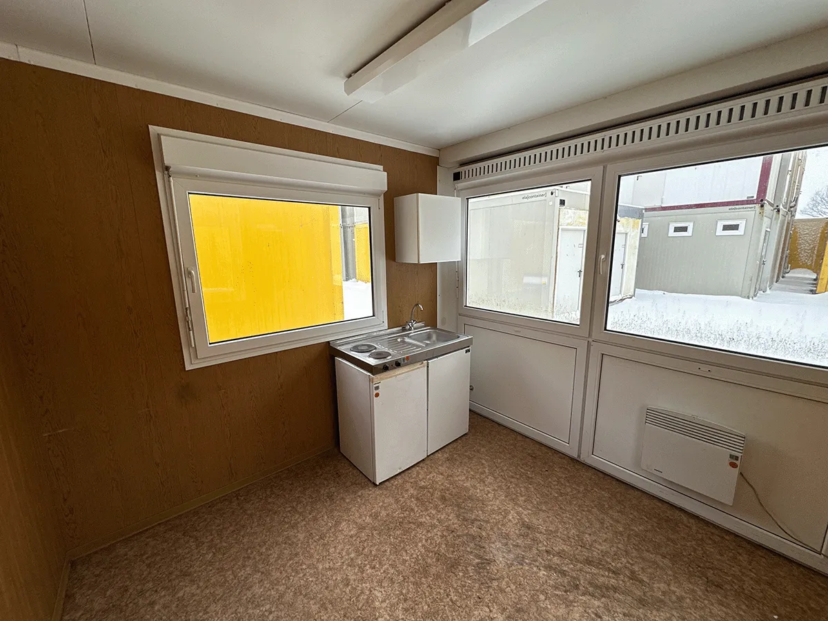 buerocontainer innen mit kuechenzeile und spuele kompakte bueroeinheit container