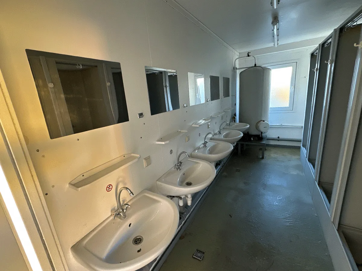 Waschbeckenreihe im Sanitärcontainer