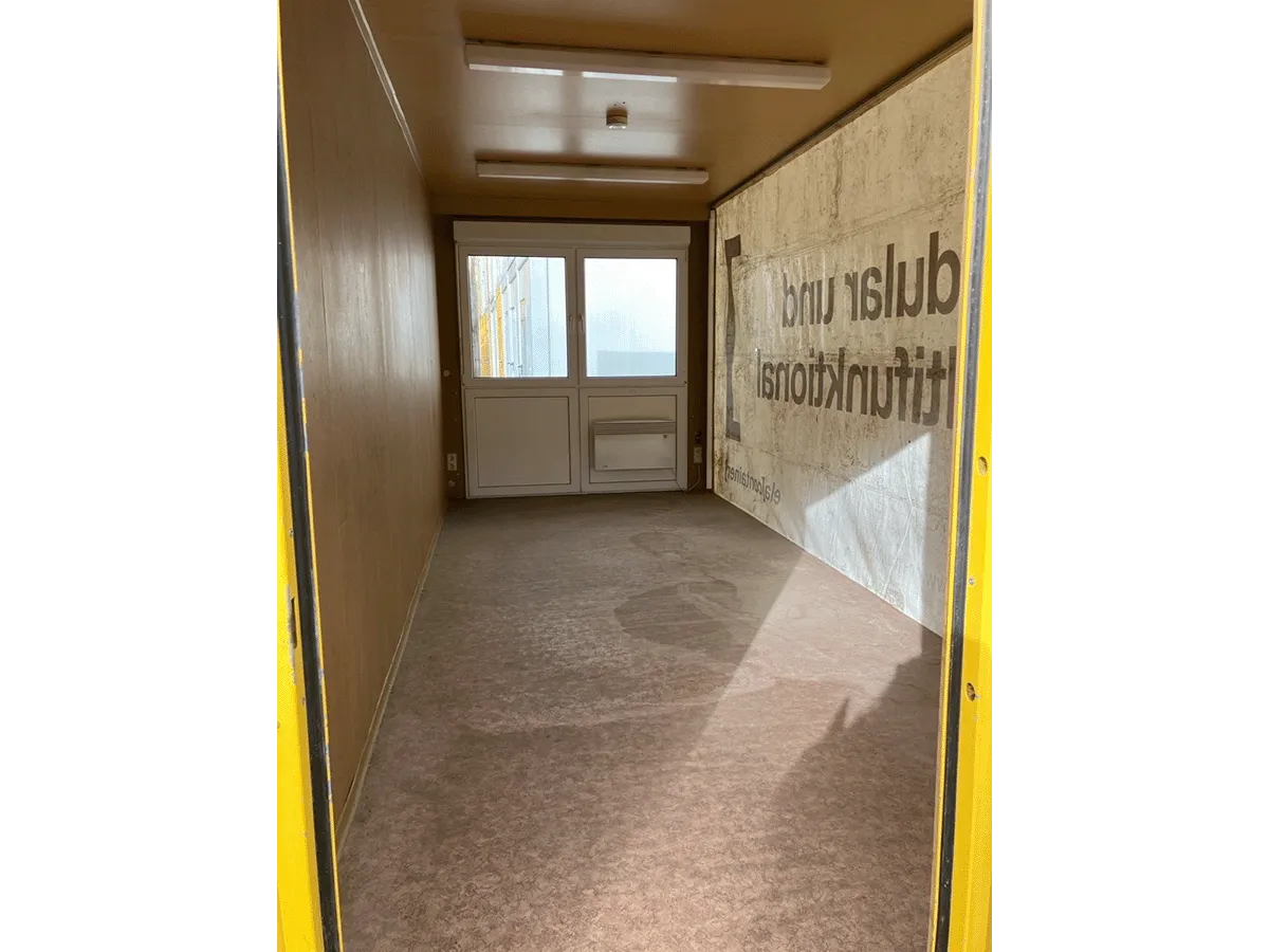 buerocontainer innenraum mit fensterseite und wandverkleidung pvc boden bueroeinheit