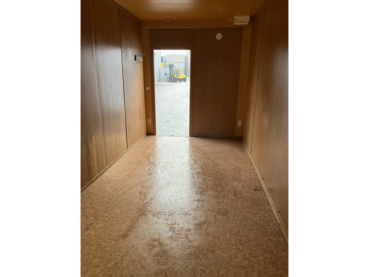 innenraum buerocontainer mit tuer oeffnung pvc boden modulcontainer