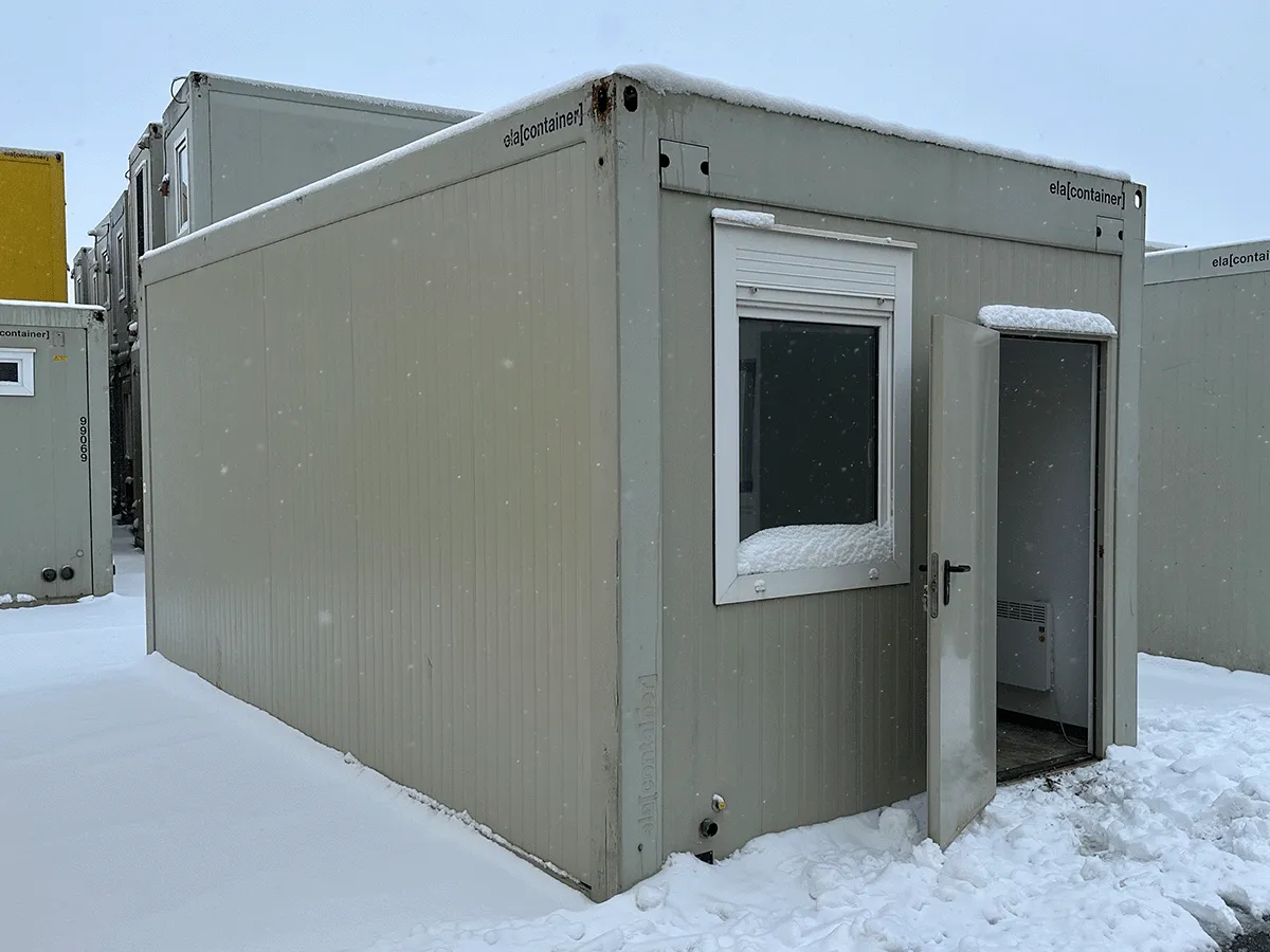 gebrauchter buerocontainer 20 fuss grau mit fenster und eingangstuer aussenansicht