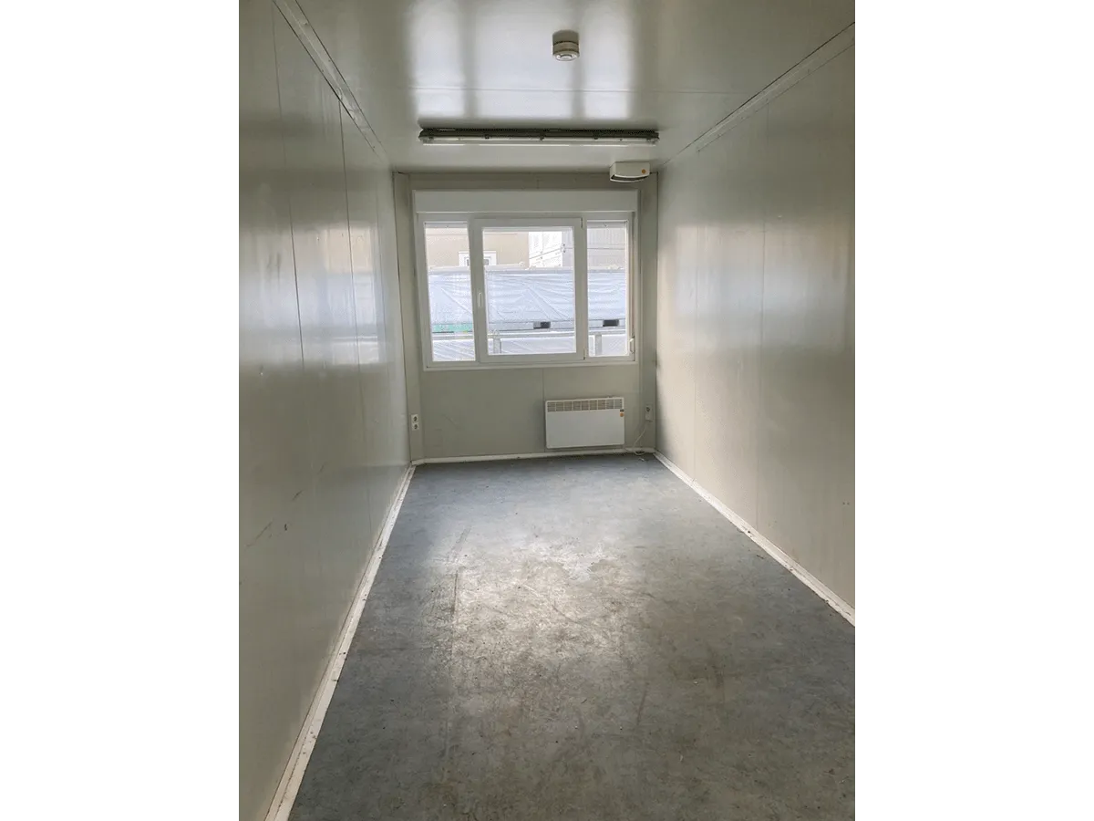 Gebrauchter 20 Fuß Bürocontainer Innenansicht mit Fenster Konvektorheizung und Vinylboden