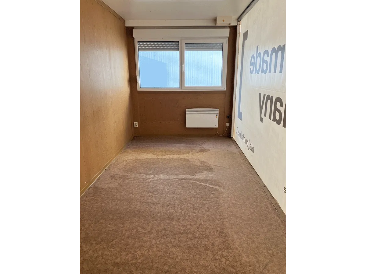 Innenraum Bürocontainer leer mit Fenster Heizung und PVC Boden
