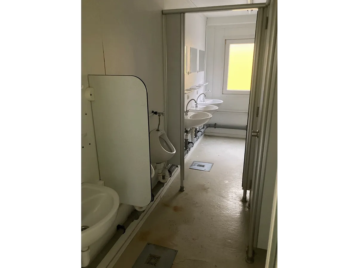 Innenraum Sanitärcontainer mit Waschbecken und Urinal