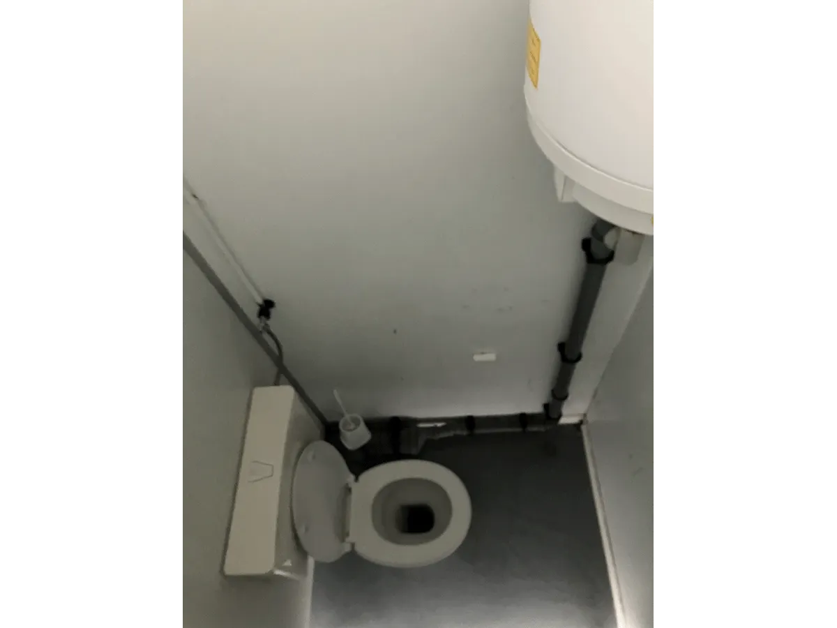 Einzeltoilette im Container
