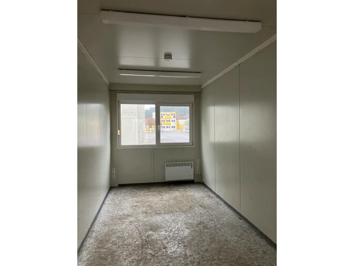 Gebrauchter Bürocontainer Innenansicht mit Schiebefenster Konvektorheizung und Deckenleuchte