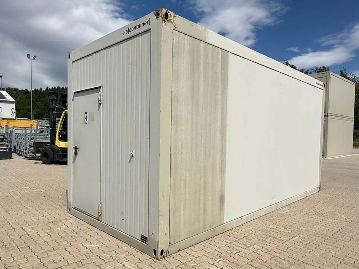 Gebrauchter Sanitärcontainer hellgrau mit Außentür, Außenansicht