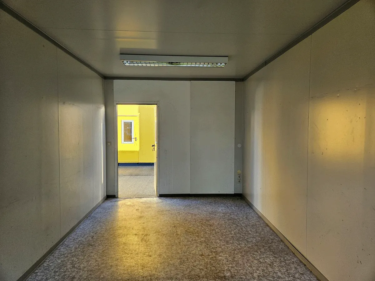innenraum buerocontainer mit tuerdurchgang pvc boden modulcontainer buero