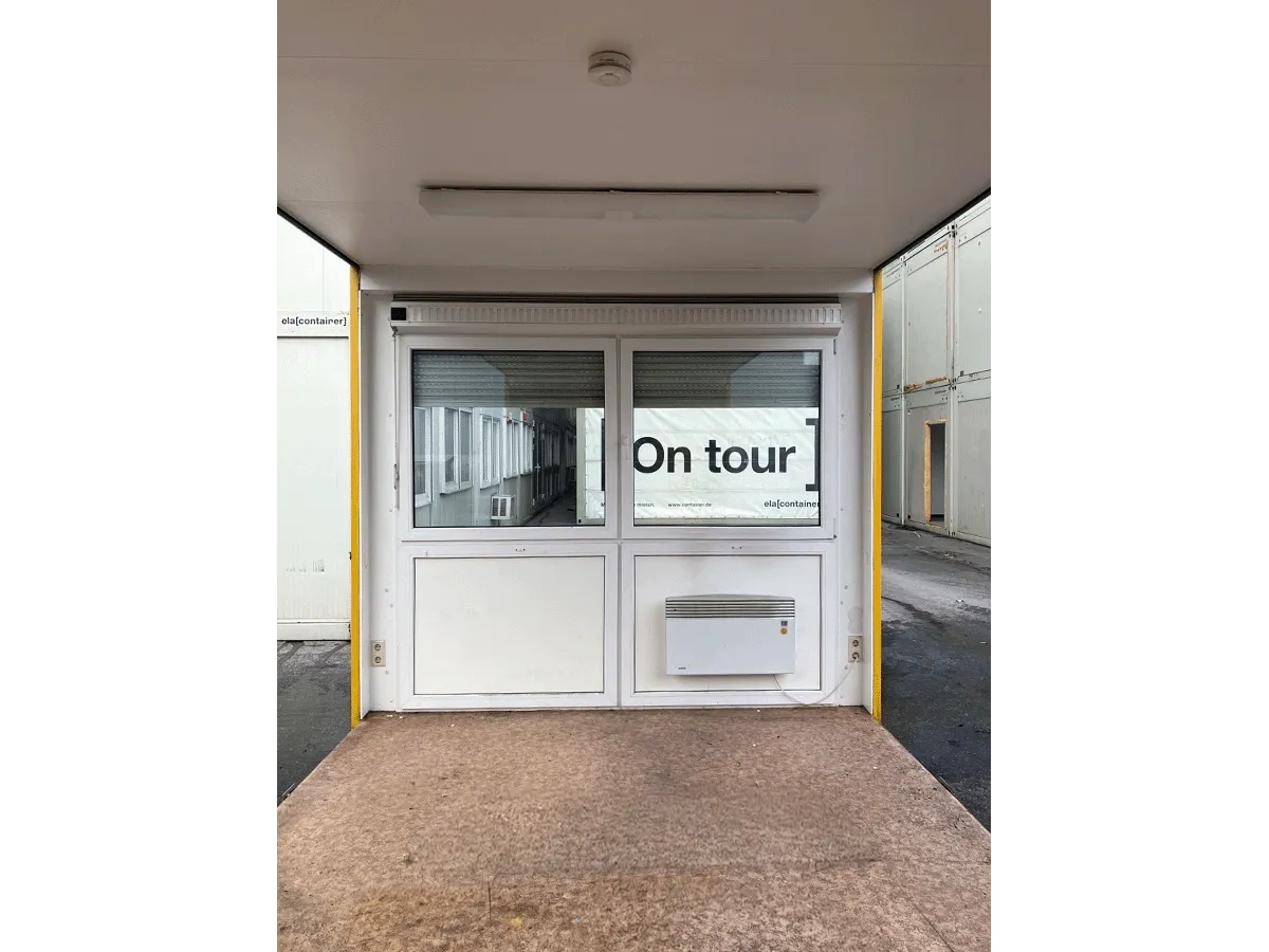 buerocontainer innenraum mit fensterfront und heizung pvc boden bueroeinheit