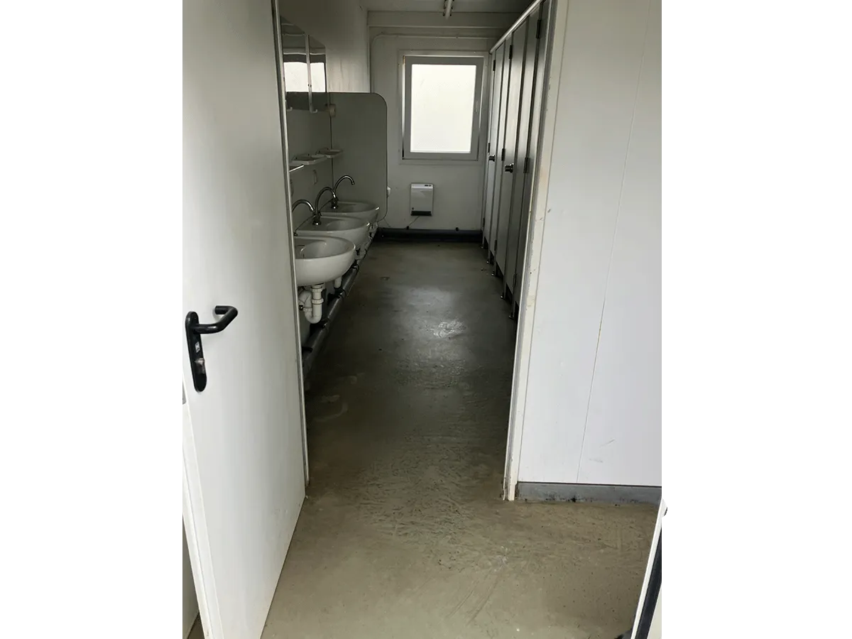 Waschbecken im Sanitärcontainer Flur