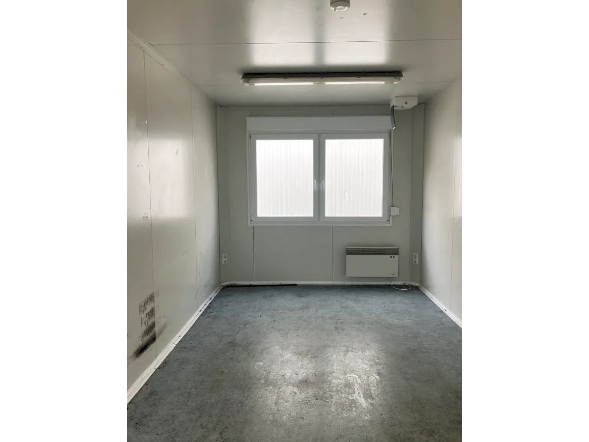 buerocontainer innenraum weiss mit fenster heizung und pvc boden bueroeinheit
