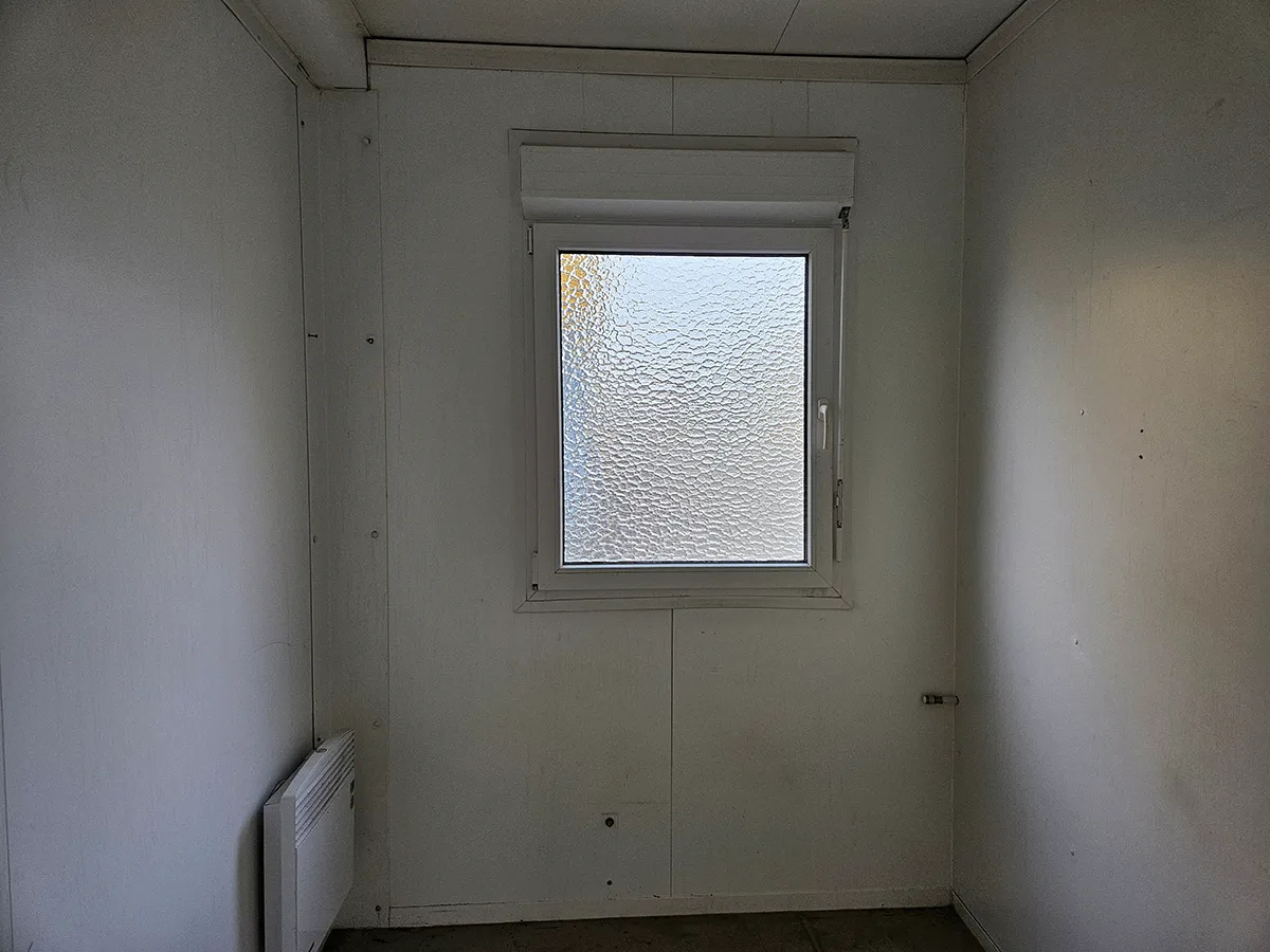 buerocontainer innenraum mit fenster und heizung pvc boden bueroeinheit