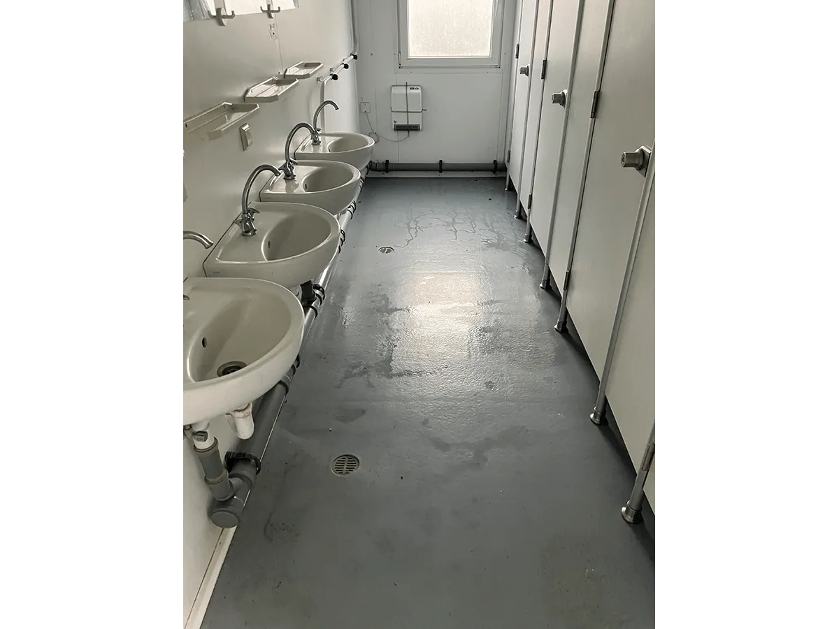 Innenraum mit Waschbecken und Kabinen