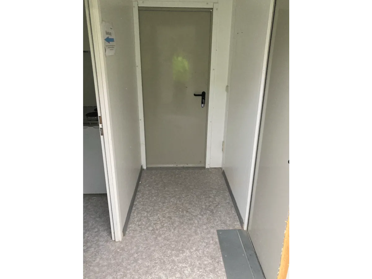 innenraum buerocontainer flur mit pvc boden und tueren modulcontainer bueroeinheit