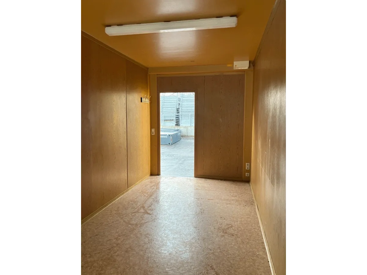 innenraum buerocontainer mit tuer oeffnung pvc boden modulcontainer