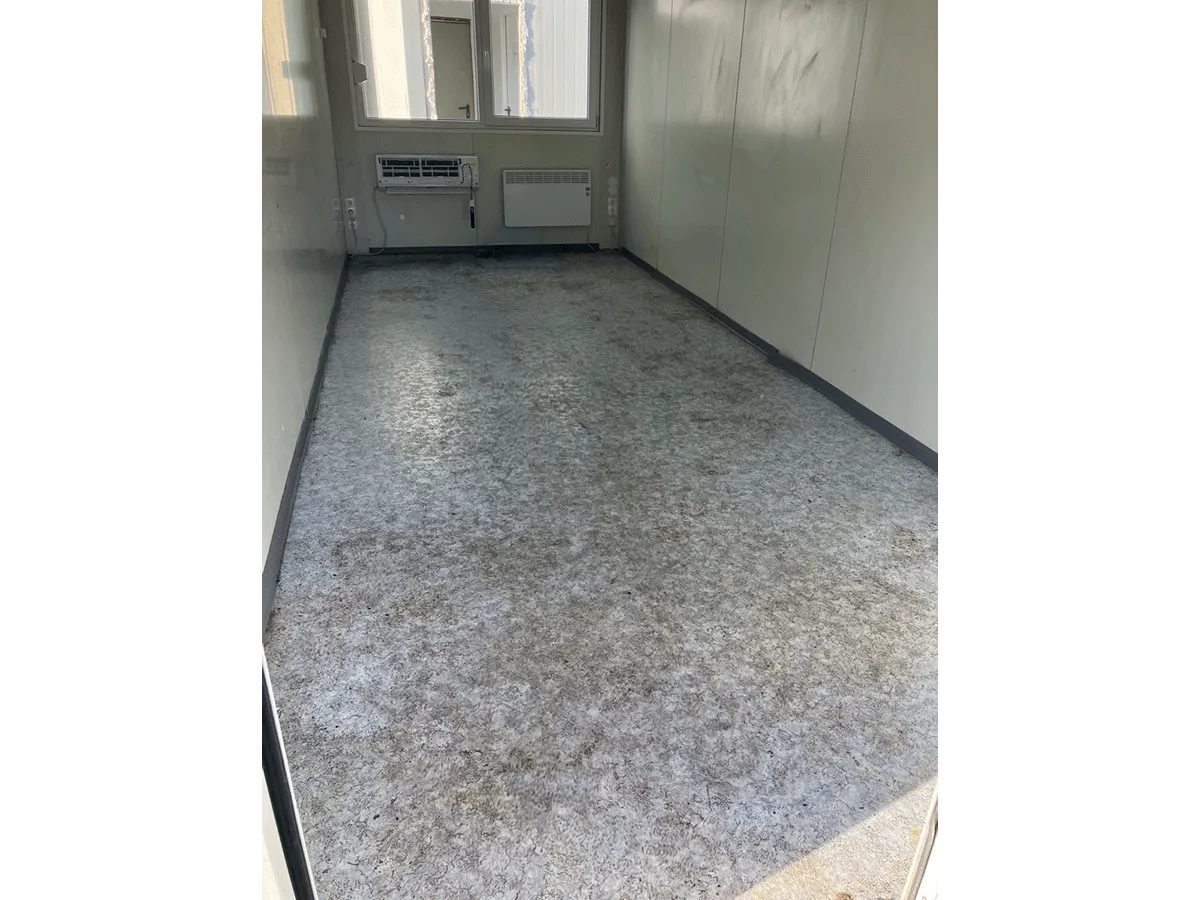 Gebrauchter Bürocontainer Innenansicht mit Vinylboden Fenster und Elektroheizung