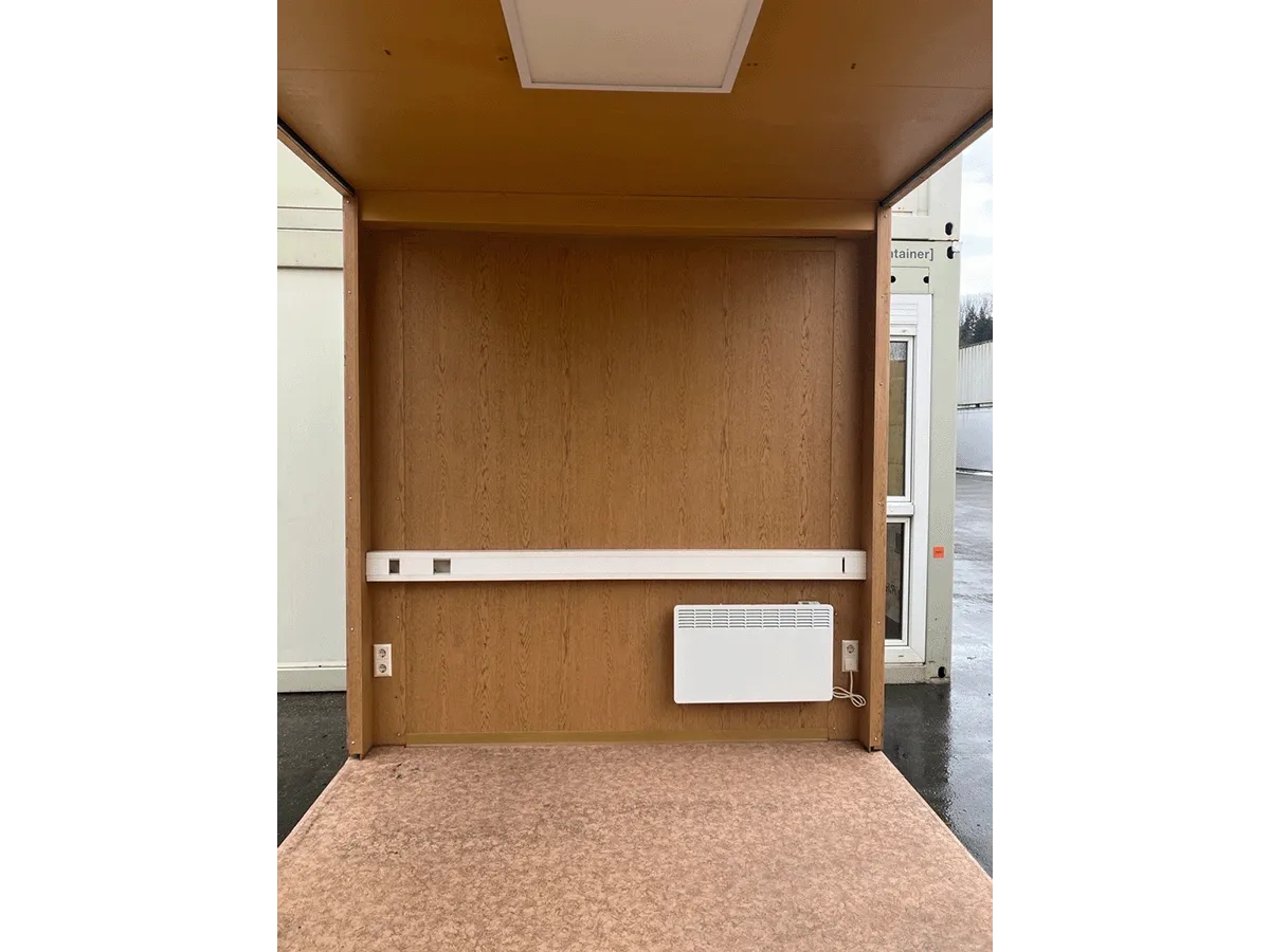 Gebrauchter 20 Fuß Bürocontainer Innenansicht mit Konvektorheizung, Steckdosenleiste und OSB-Wandverkleidung