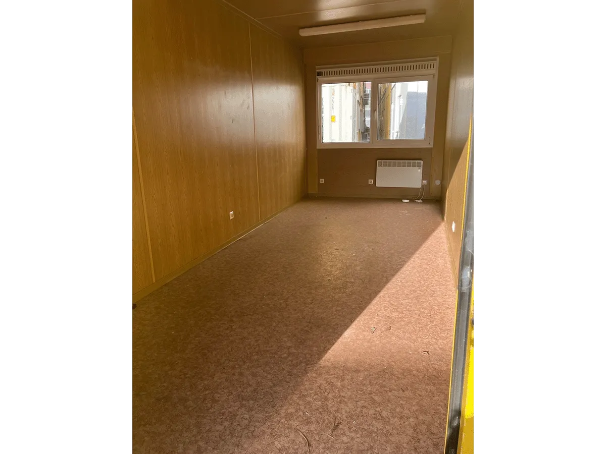 buerocontainer innenraum mit fenster und heizung pvc boden bueroeinheit