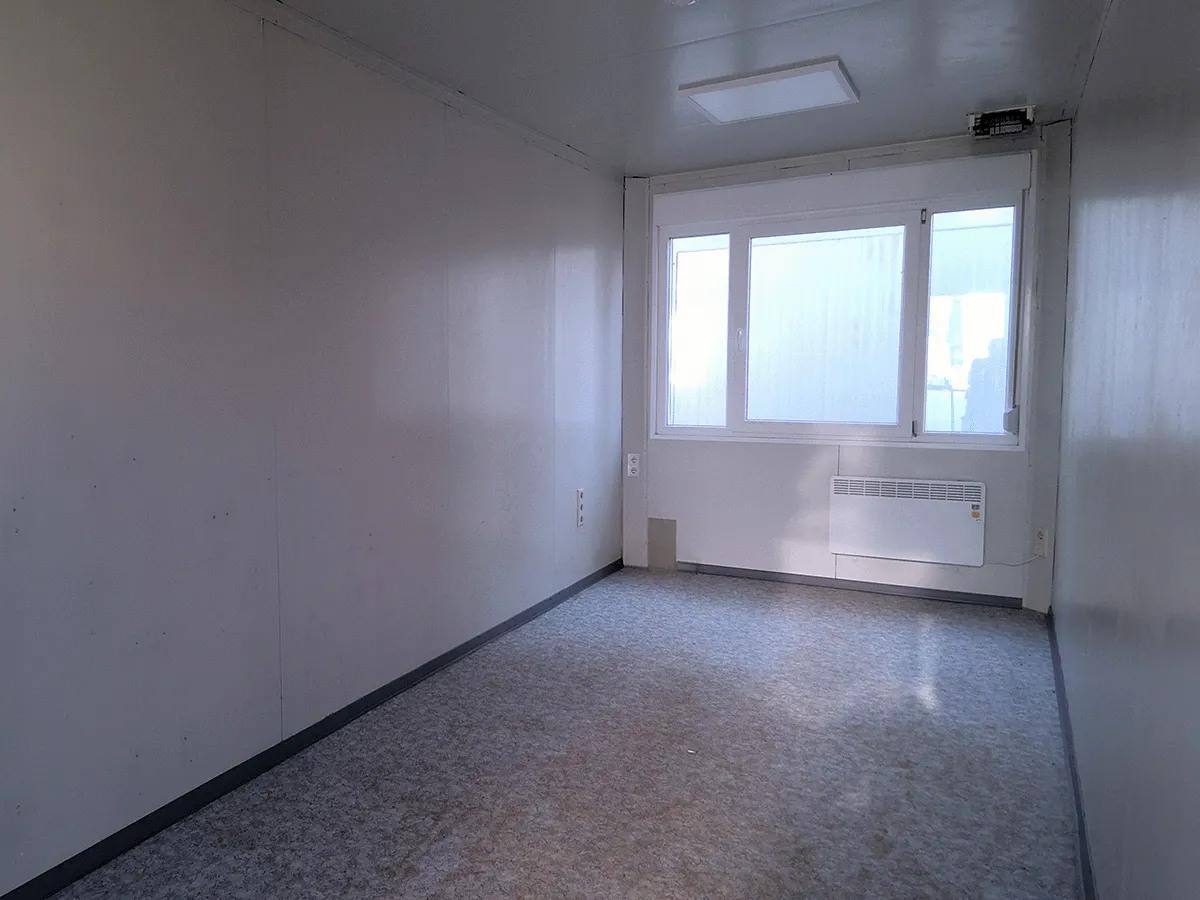 Gebrauchter 20 Fuß Bürocontainer Innenansicht mit Doppelfenster und Konvektorheizung