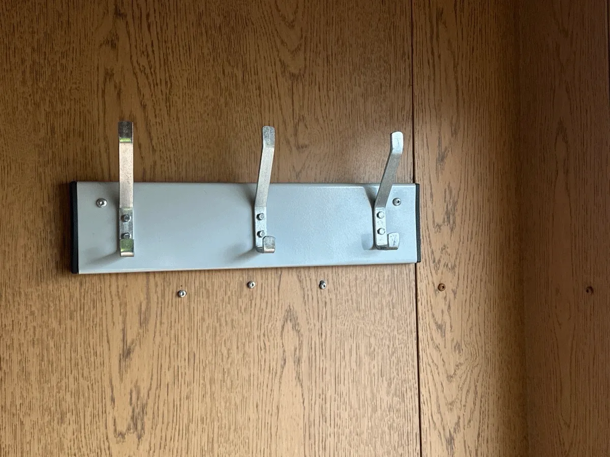 buerocontainer innen detail garderobe hakenleiste wand bueroeinheit