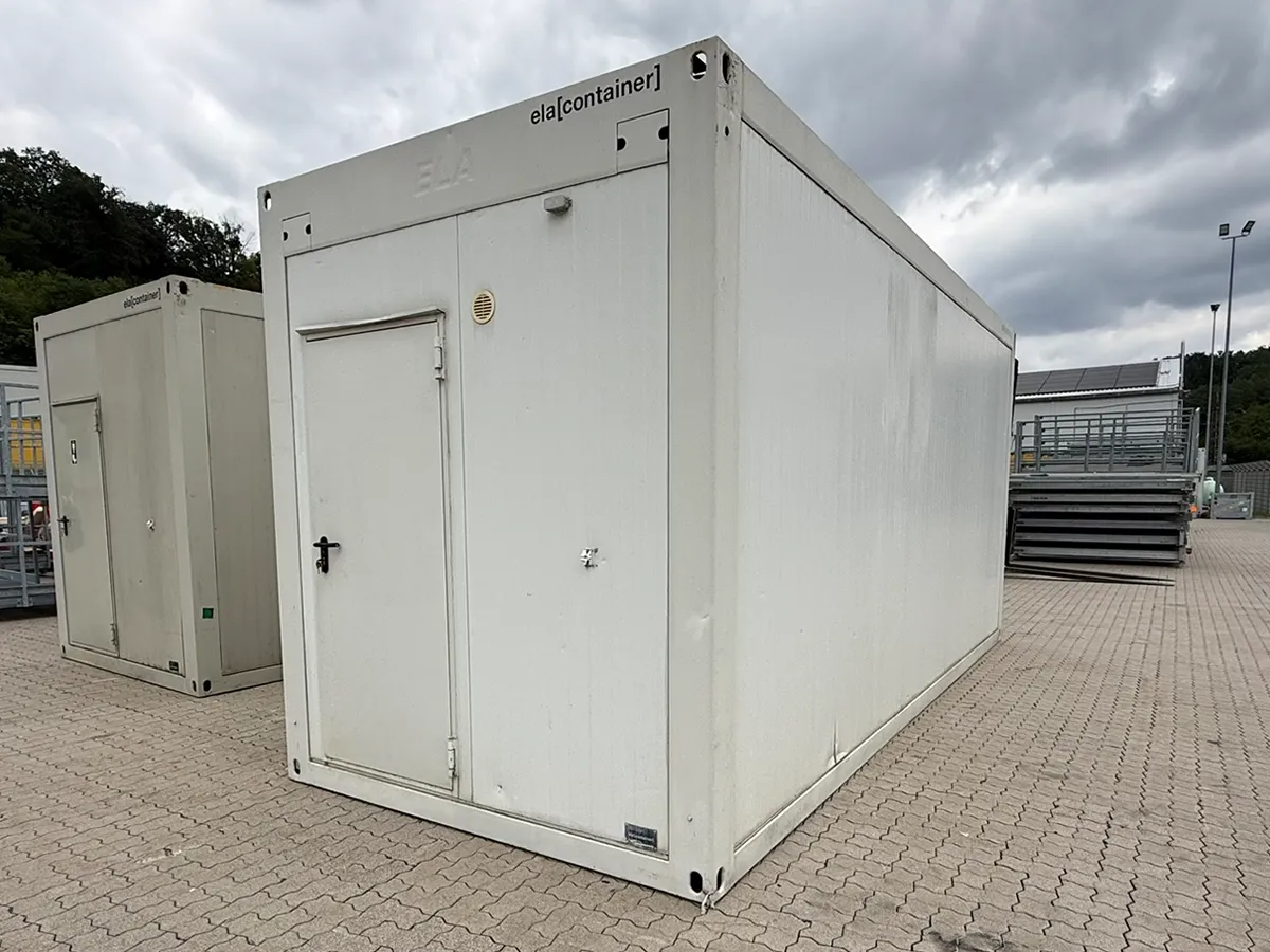 Gebrauchter Bürocontainer weiß mit Außentüren, Außenansicht