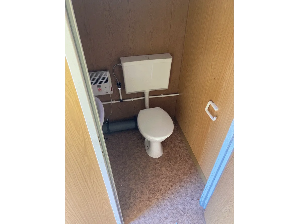 wc im bürocontainer gebraucht mit toilette und kompakter sanitärlösung